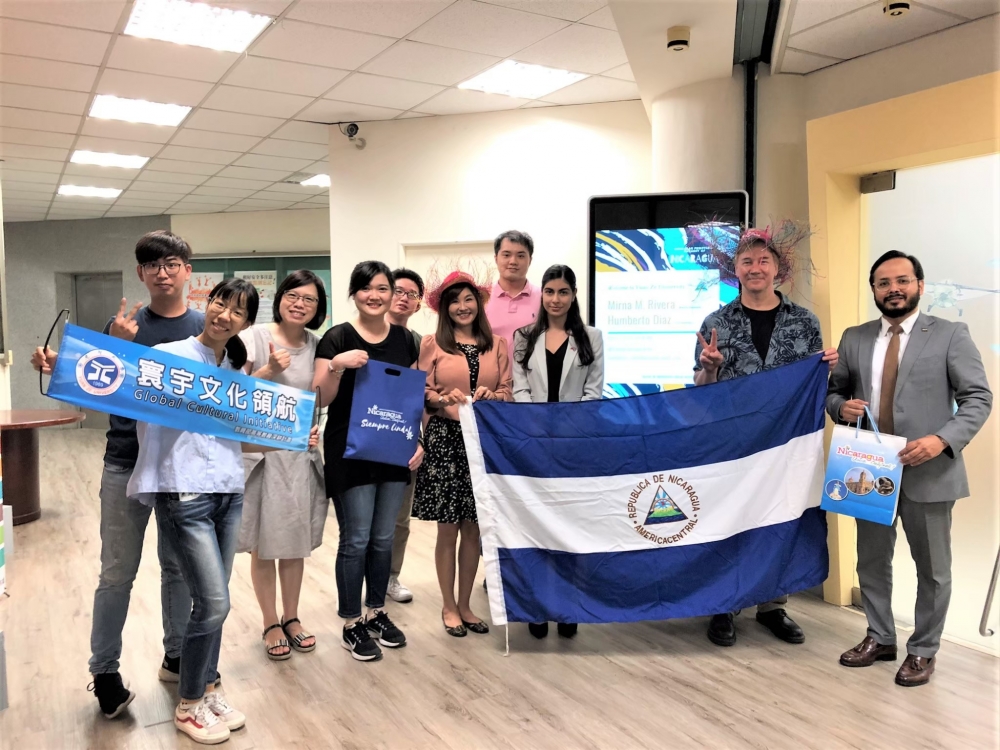尼加拉瓜顧問及秘書前往元智了解寰宇計畫內容，希望透過寰宇，帶領尼加拉瓜在台學生與台灣有更多的交流。