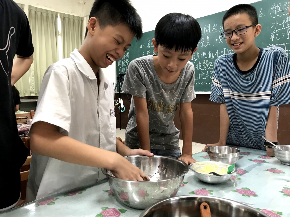 溪南國中營隊-家政課時學生積極參與揉麵團的過程