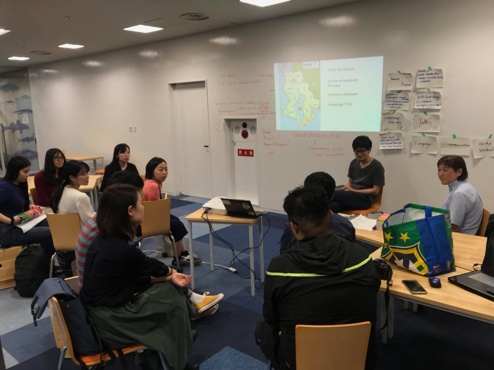 本計畫師生與日本鹿兒島大學USR團隊合作在地創生交流課，今年因疫情暫停互訪，改於11月線上交流會議，照片為去年情形。
